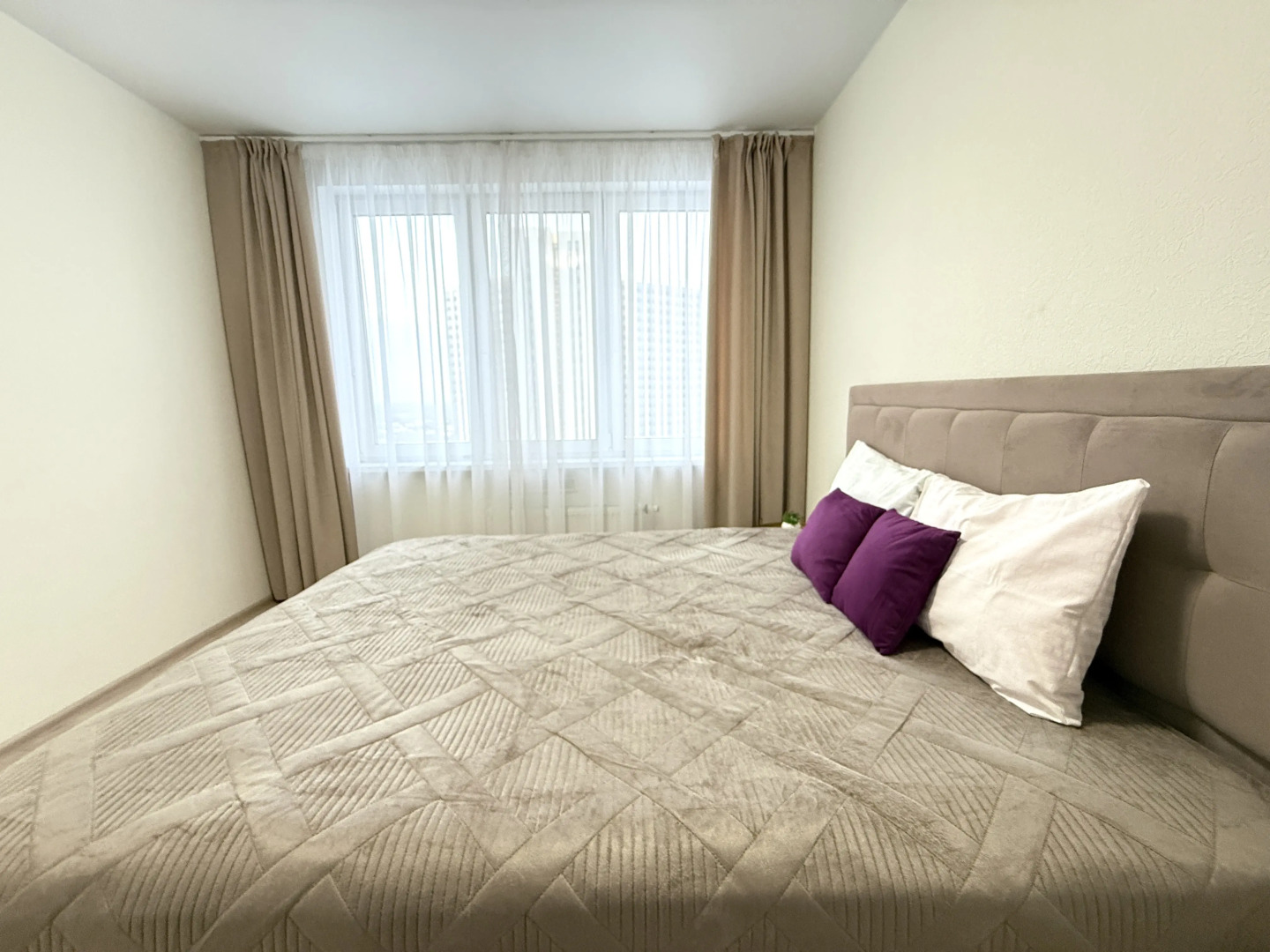 Апартаменты Элитные на берегу реки Тура с видом на Мост Влюбленных