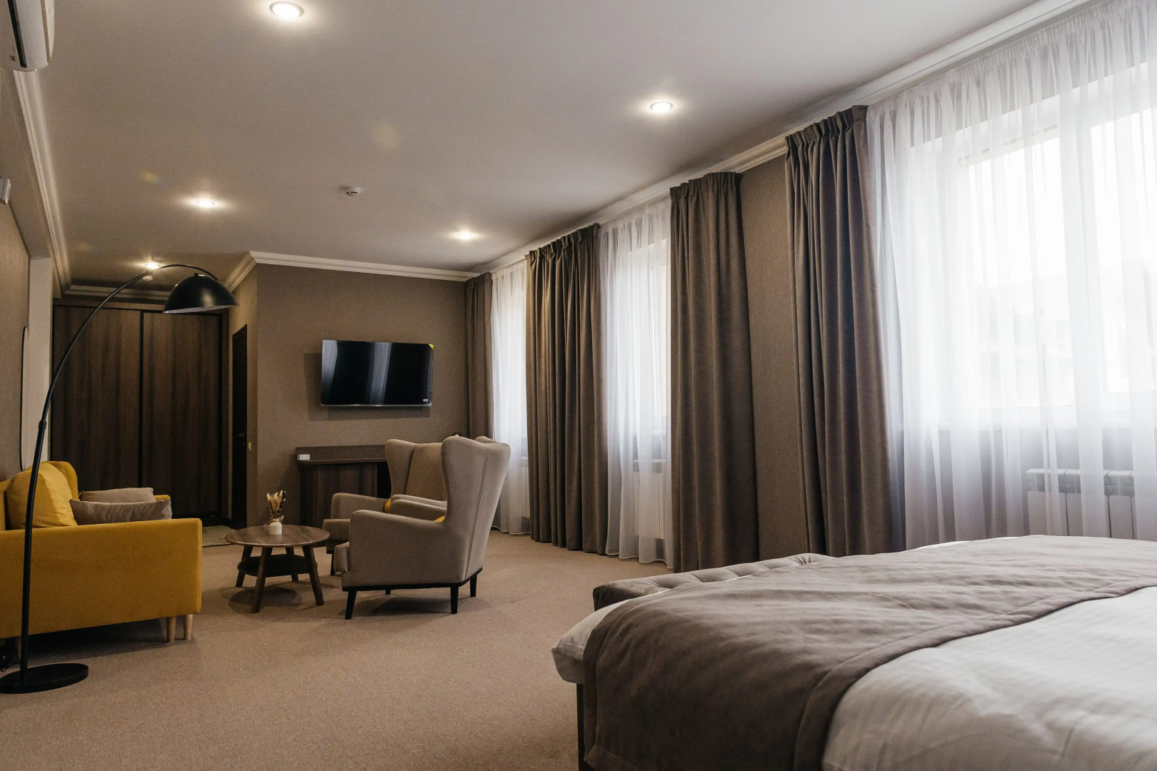 Отель Alex Royal