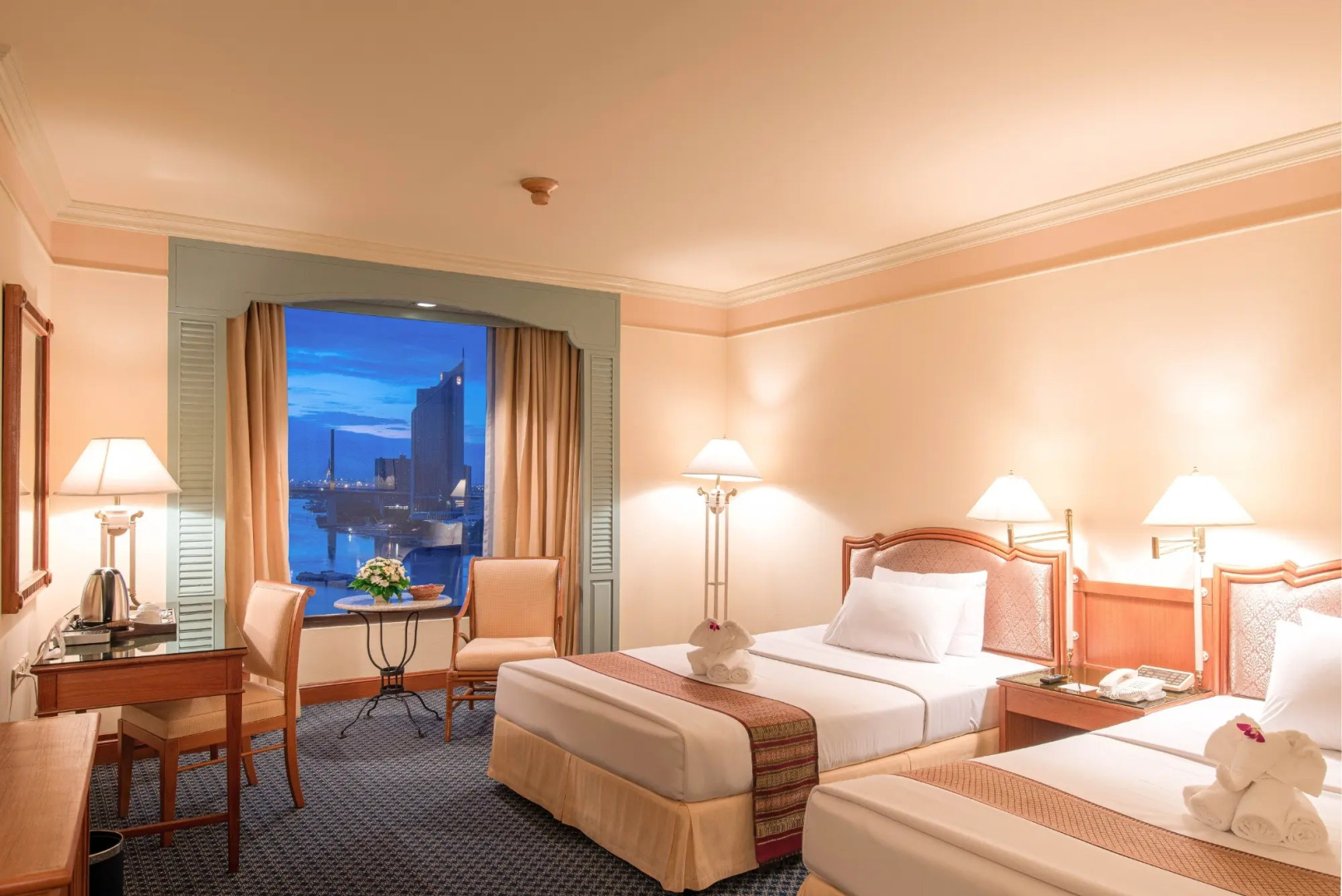 Отель Montien Riverside Hotel Bangkok