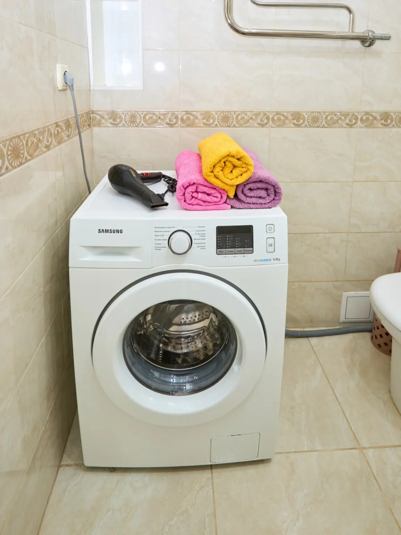 Квартира с диваном на кухне и балконом на Байбакова 2