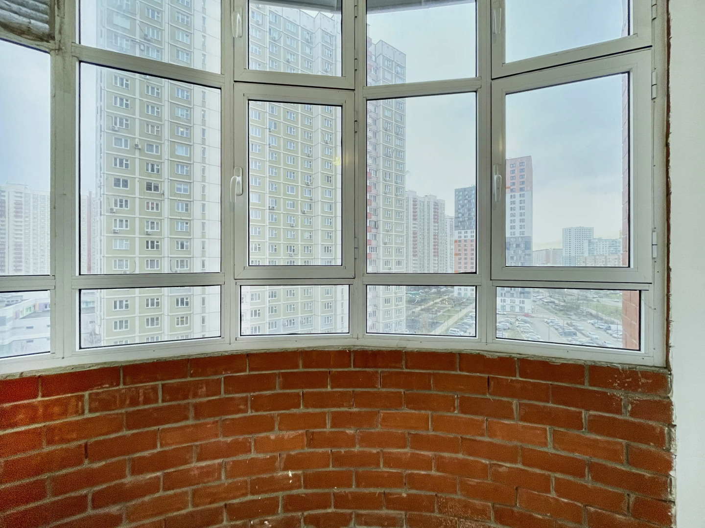 Апартаменты Шикарная двухкомнатная квартира с раздельными комнатами и балконом