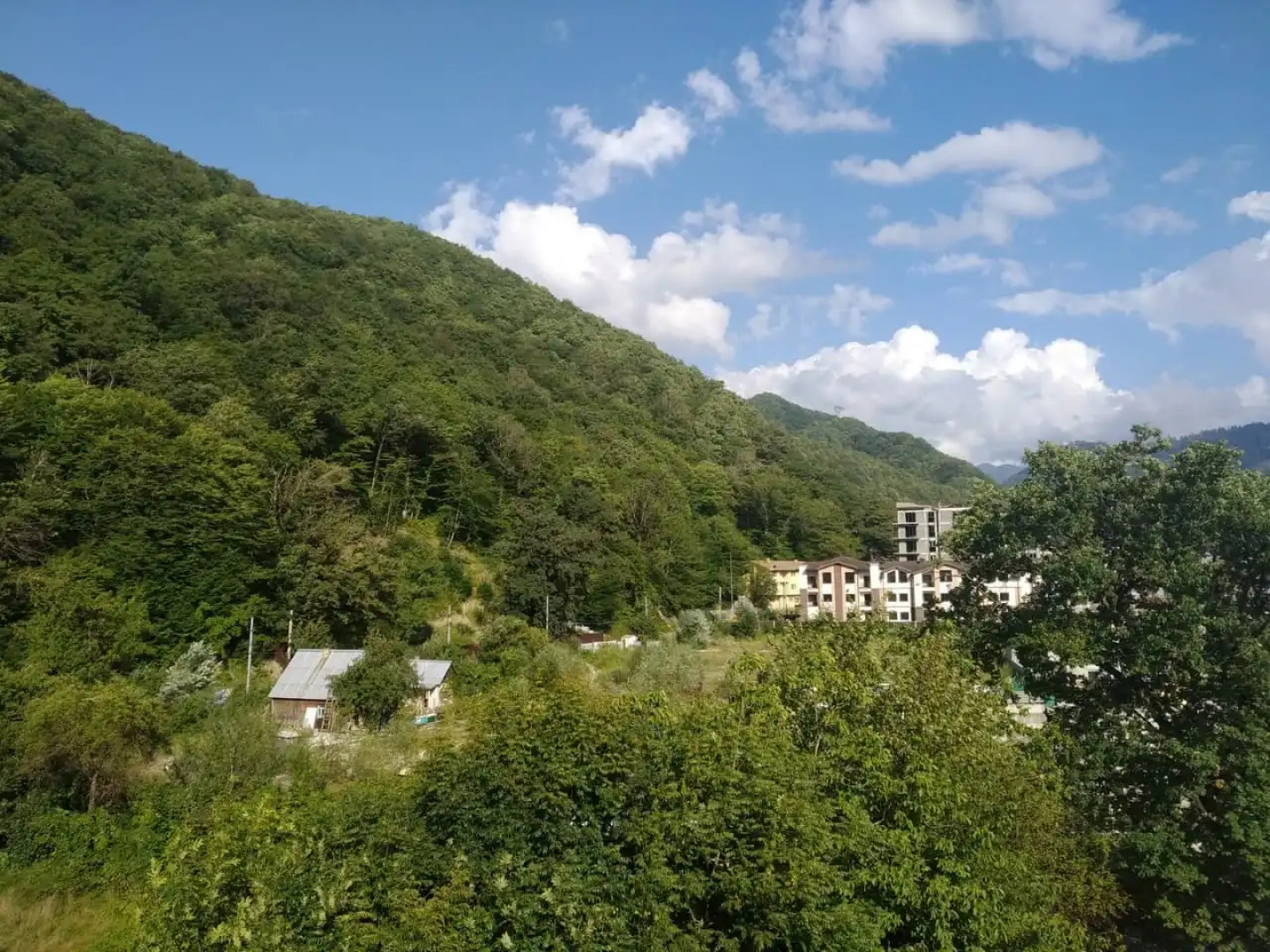 Апартаменты Светлая Студия с 2 Окнами и Видом на Горы