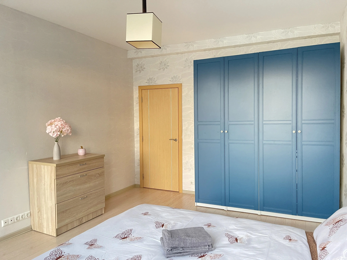 Апартаменты трёхкомнатные в центре города с балконом