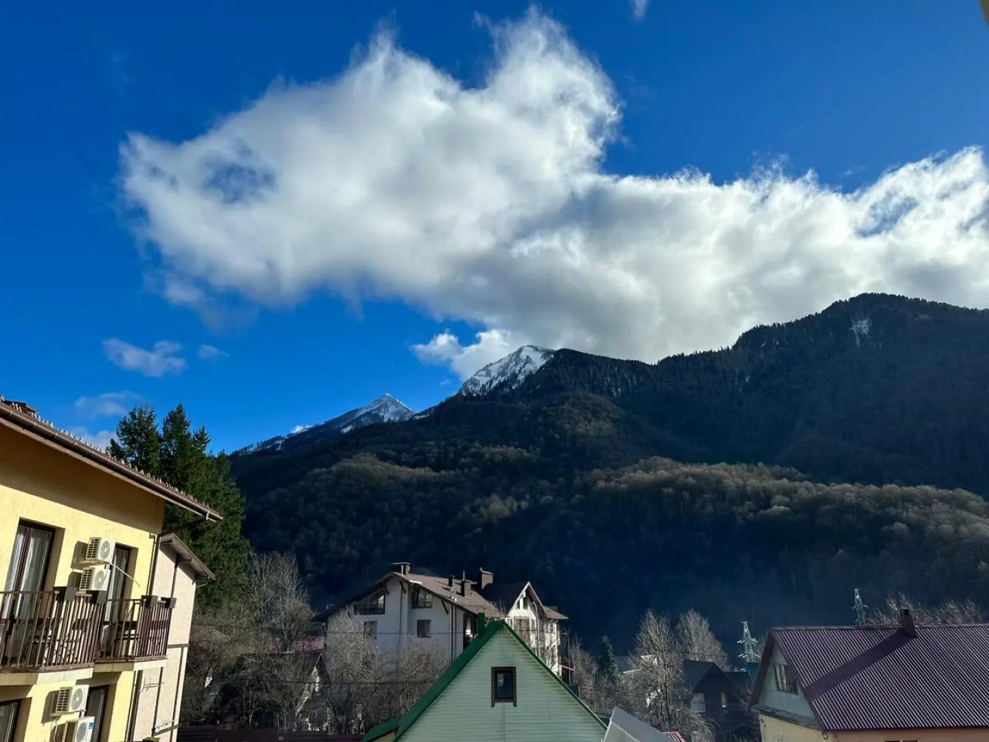 Море квартир с видом на горы