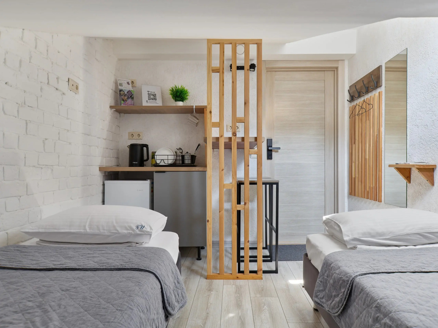 Меблированные Комнаты Rush in Aparts в Центре Мансардный Номер с Двуспальной Кроватью и Удобной Общей Кухней Рядом Улица Баумана