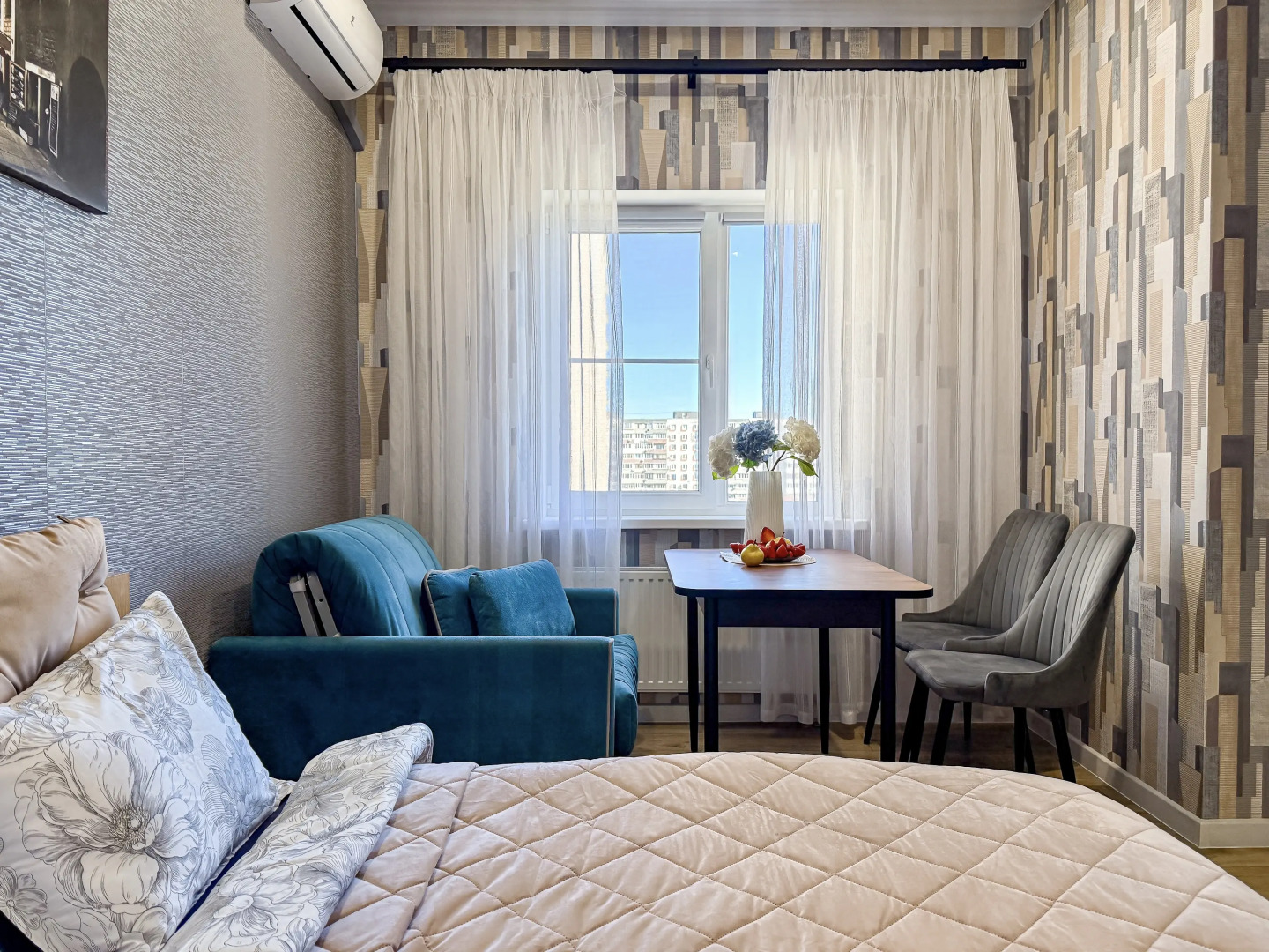 Квартира Уютная студия с потрясающим видом на море в центре