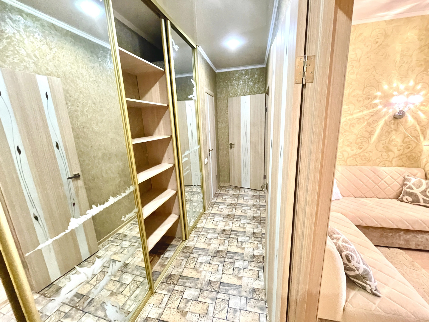 Апартаменты двухкомнатные в Центре Города на 5 этаже (рядом с набережной р. Волга) у ул. Арцыбушевская, 204