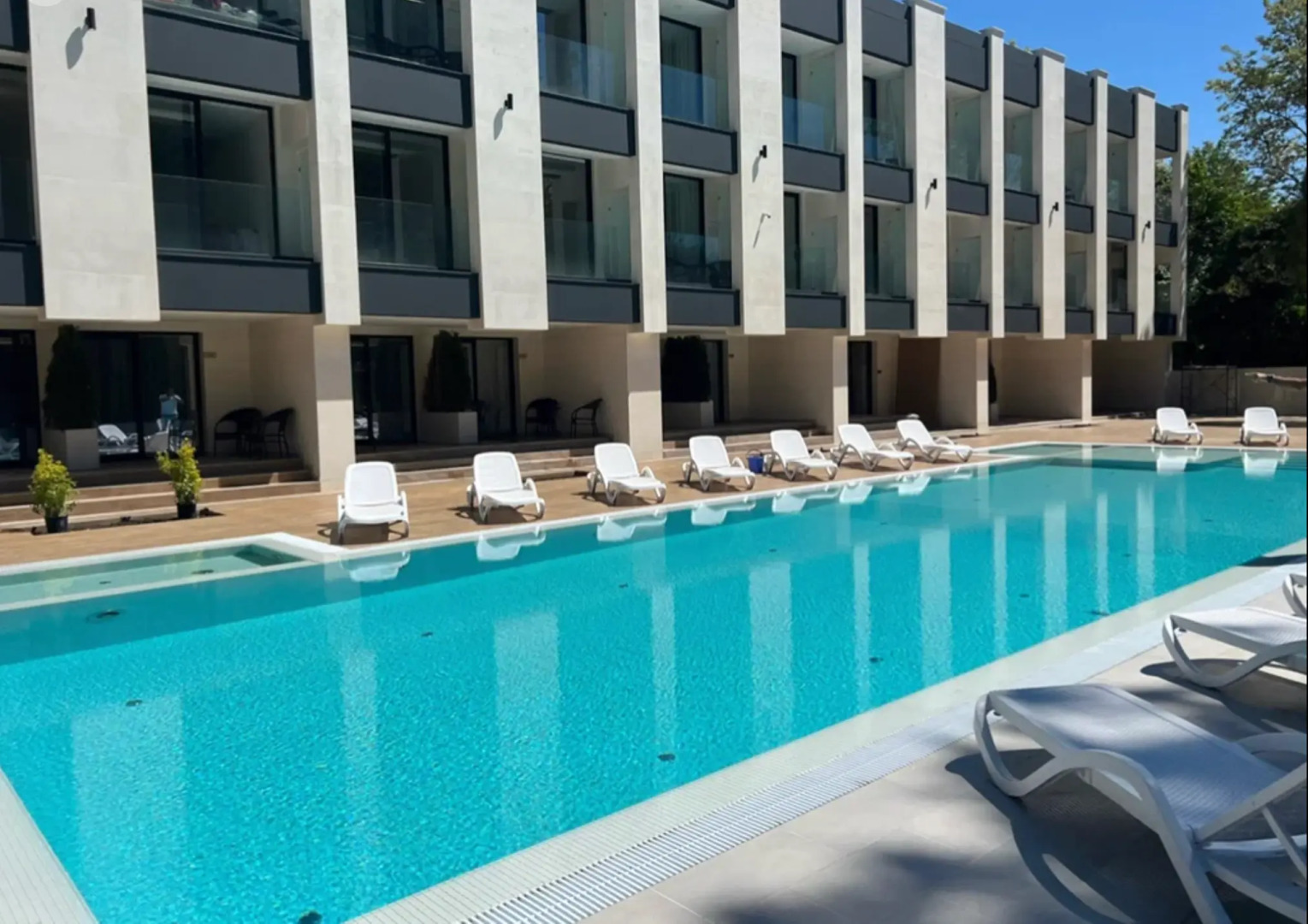 Апартаменты с большим бассейном