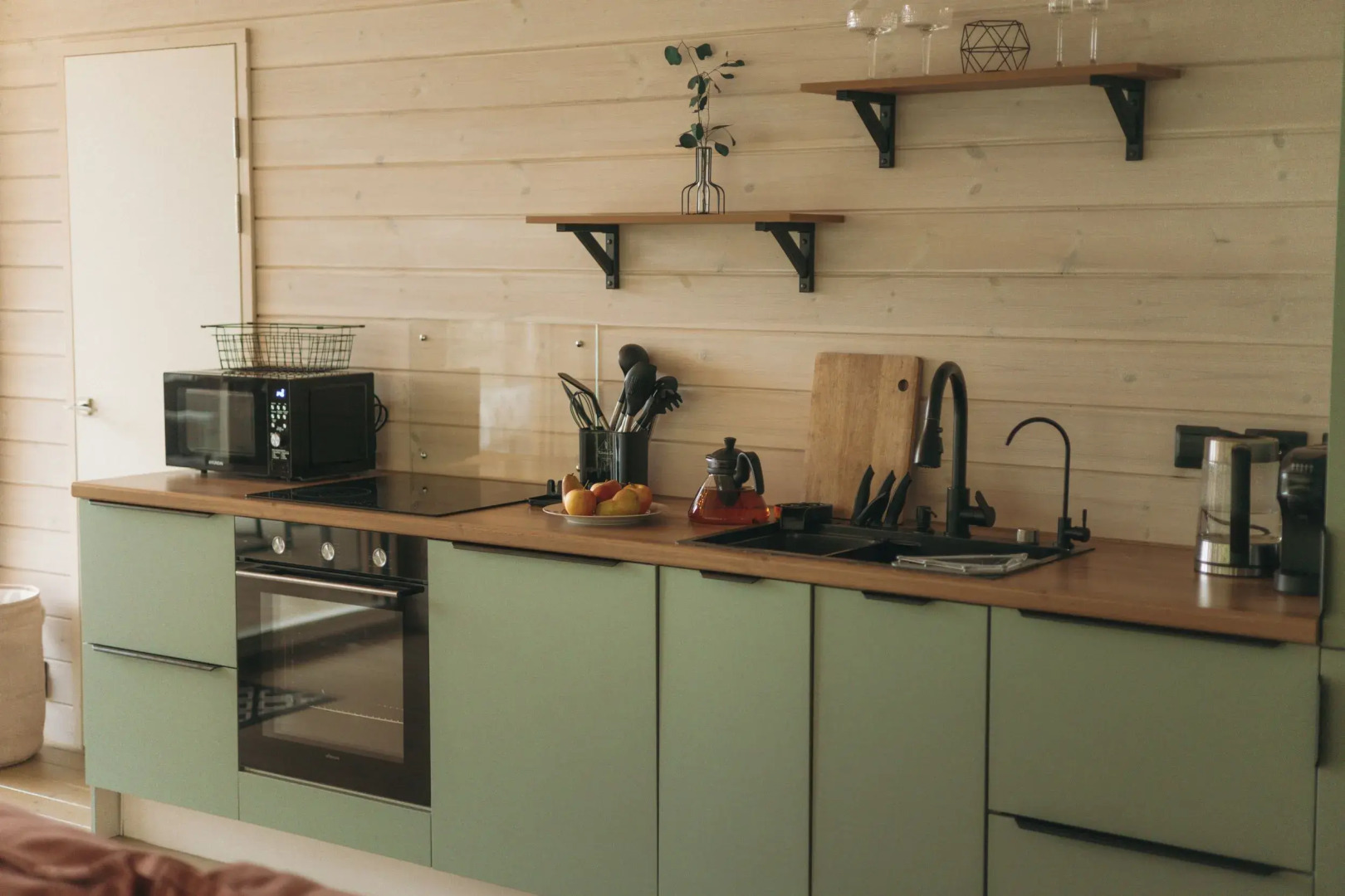 Частный дом с баней бочкой у воды и леса