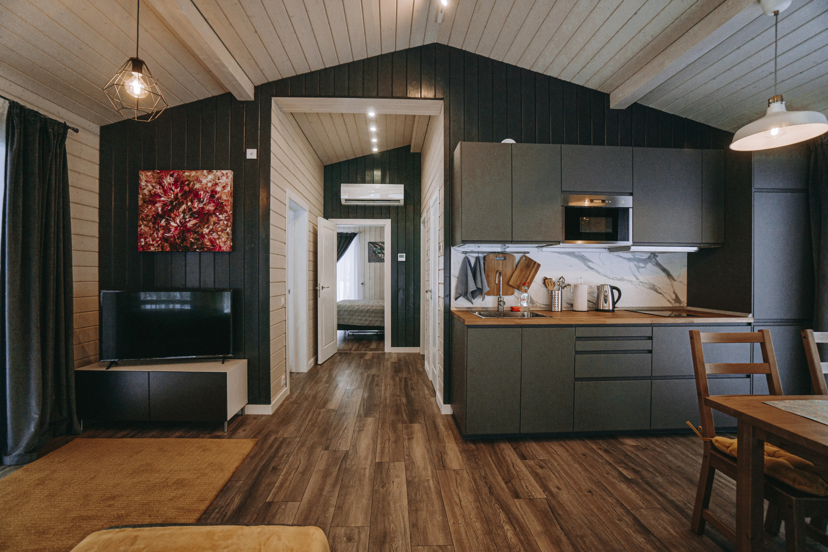 Дом Барнхаус у озера с панорамным остеклением