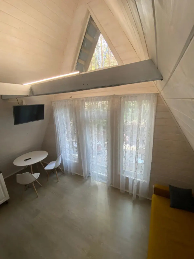 Частный дом в лесу у реки Пра