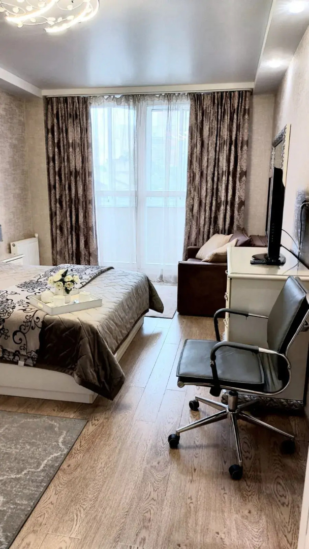 Апартаменты в центре с тремя спальнями на Червякова 55 рядом с парком Победы