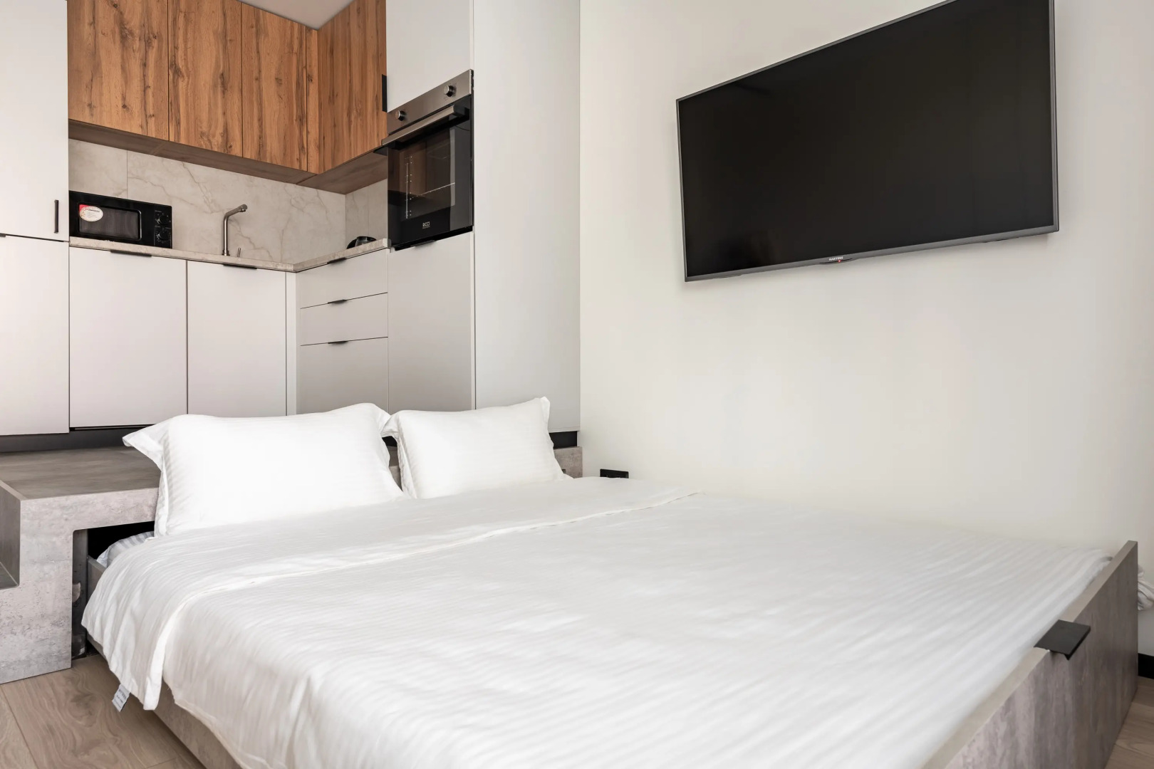 Квартира С Подиумом и выдвижной кроватью дизайнерская