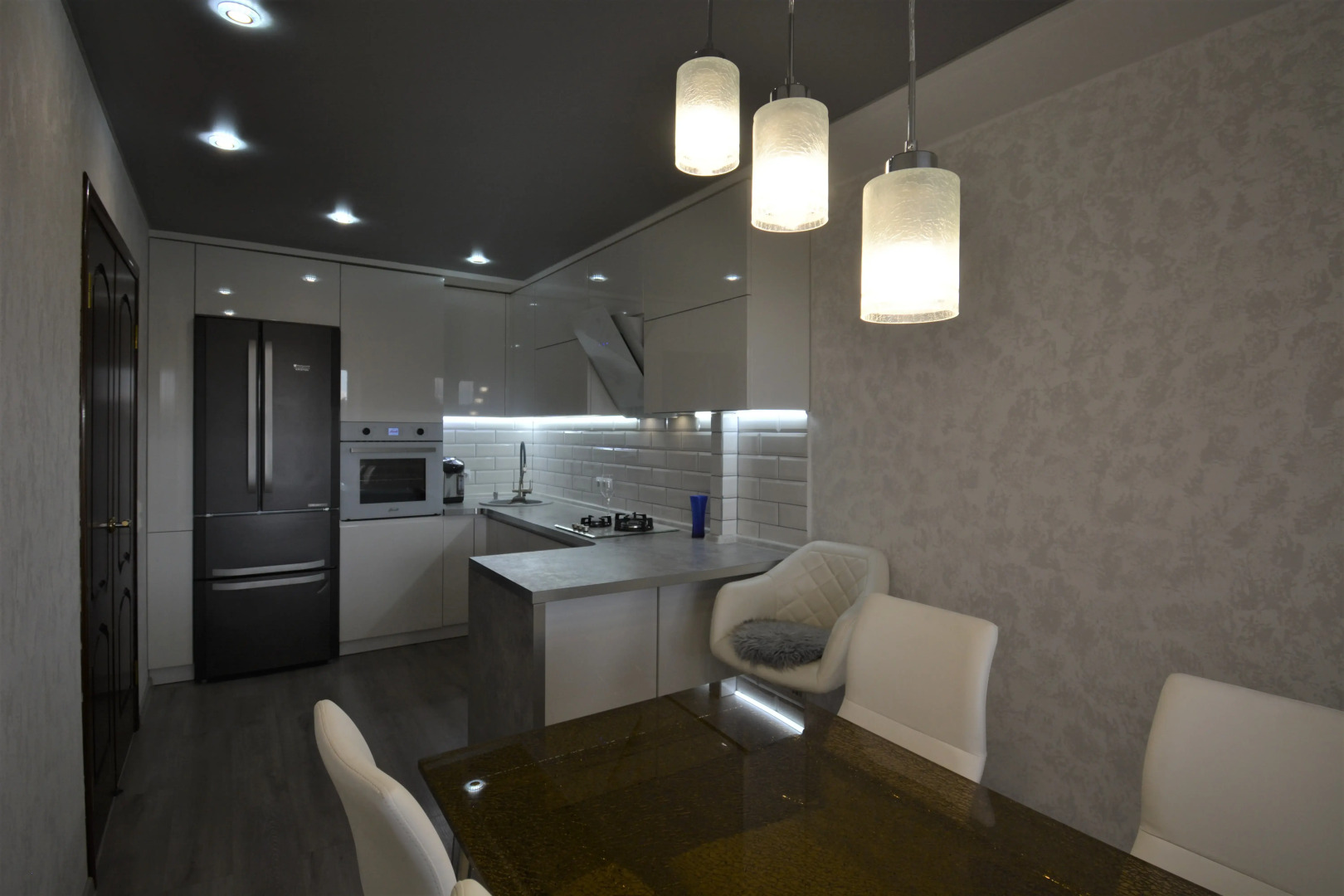 Квартира трёхкомнатная с двумя уборными лифтом и балконом