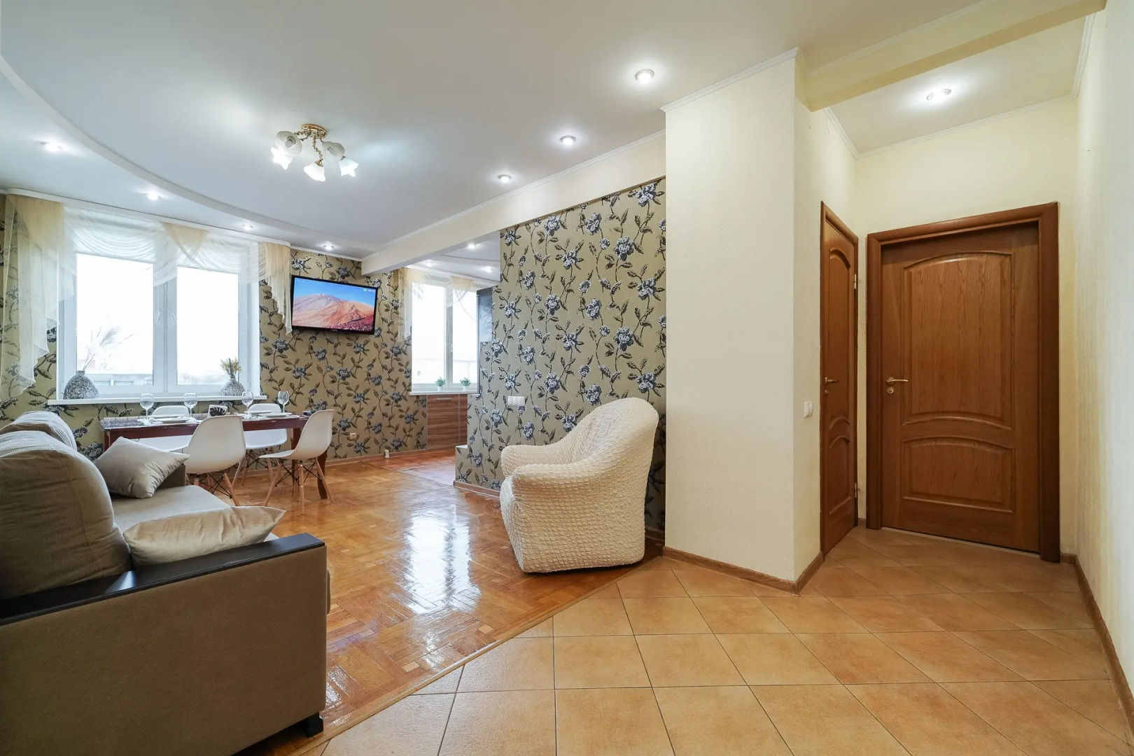 Квартира Просторная 3-комнатная в Центре Возле Метро