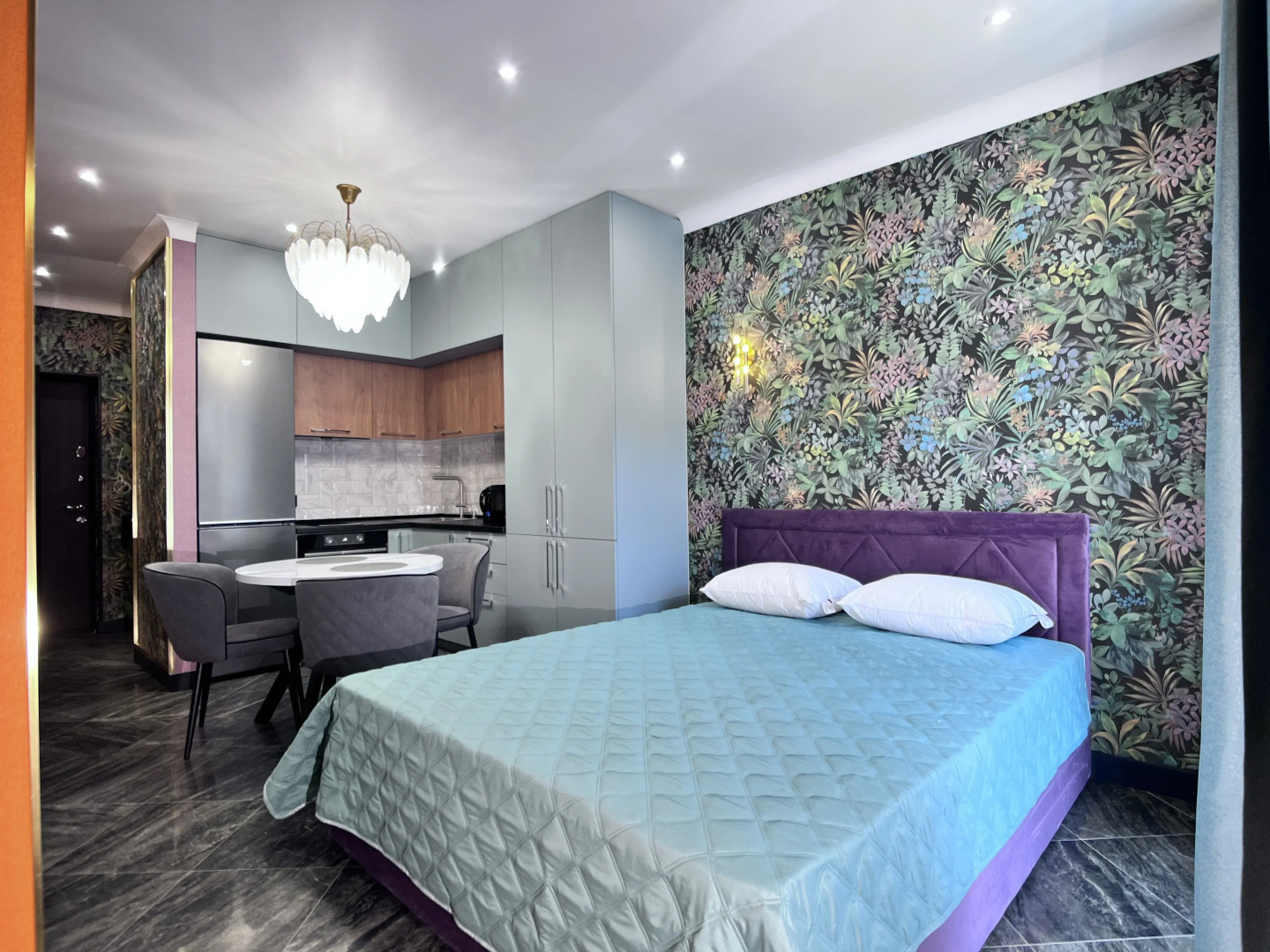 Апартаменты студия с балконом в центре Сочи