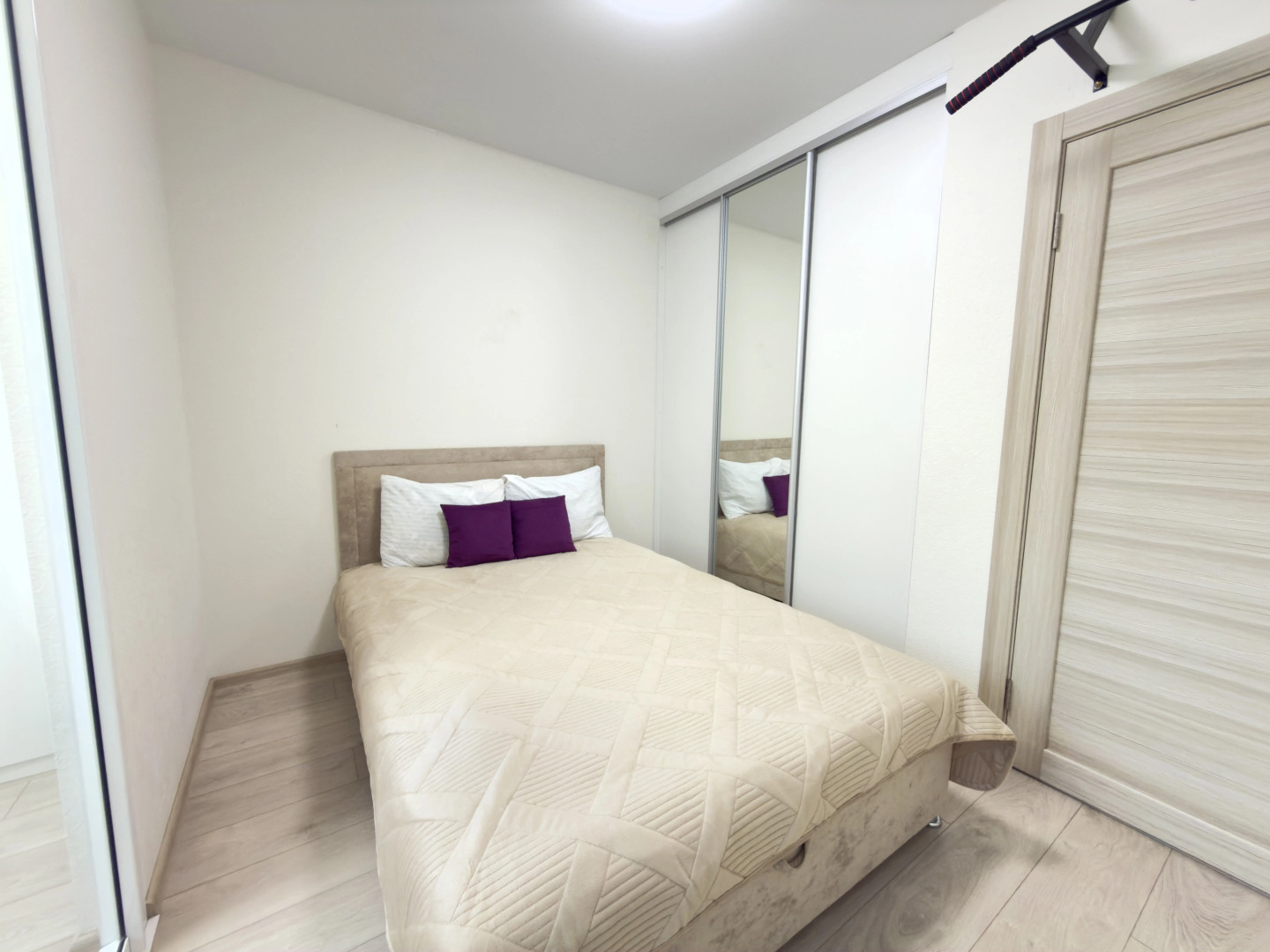 Апартаменты Элитные на берегу реки Тура с видом на Мост Влюбленных