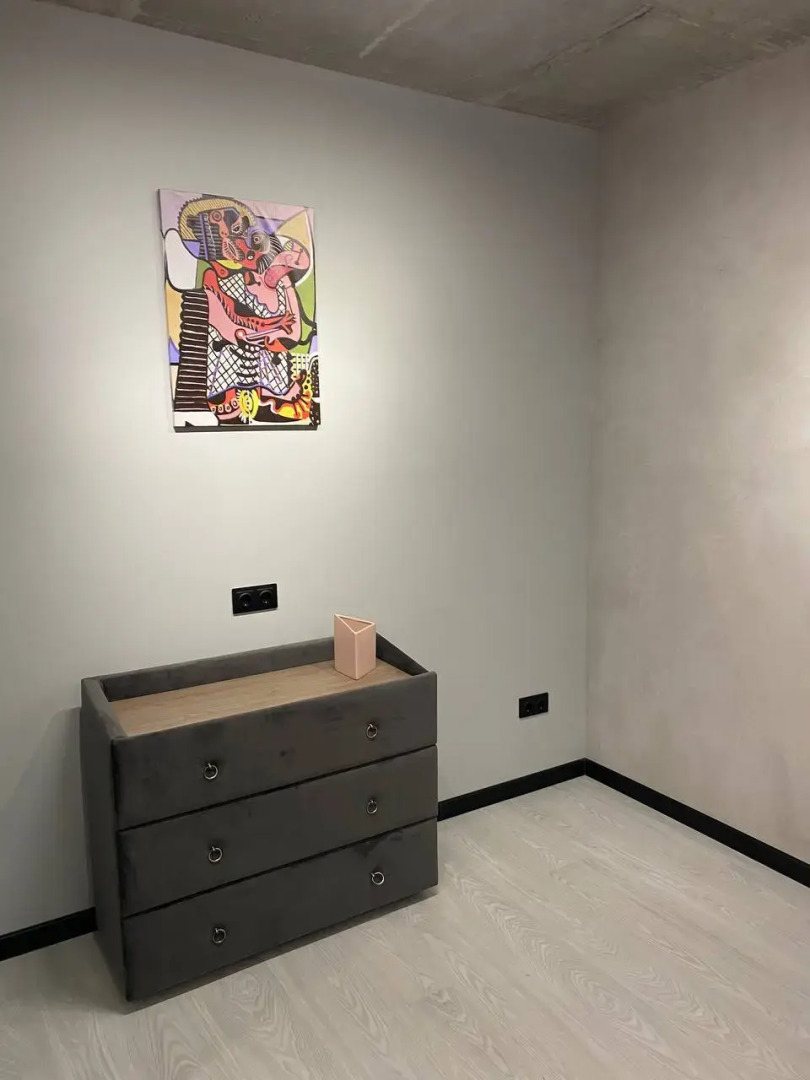 Апартаменты Пикассо - индустриальный шик с яркими акцентами