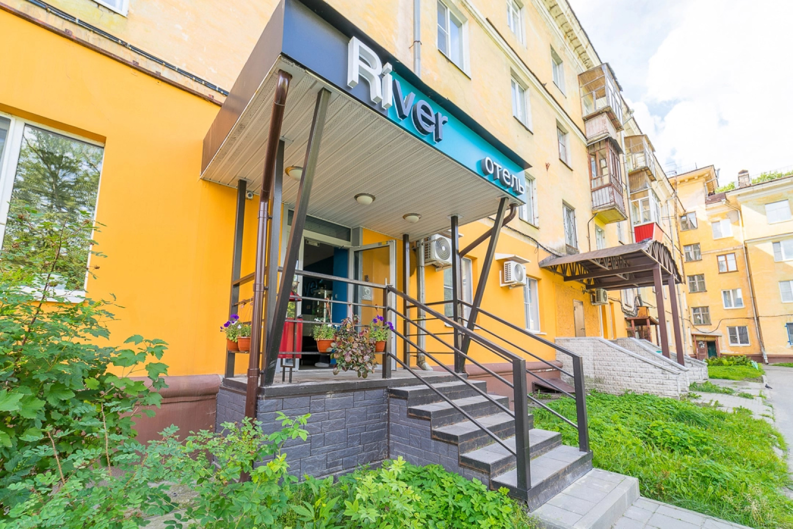 Отель River