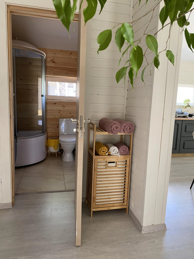 Гостевой дом в Грин Лаундж в окружении леса на берегу Истры