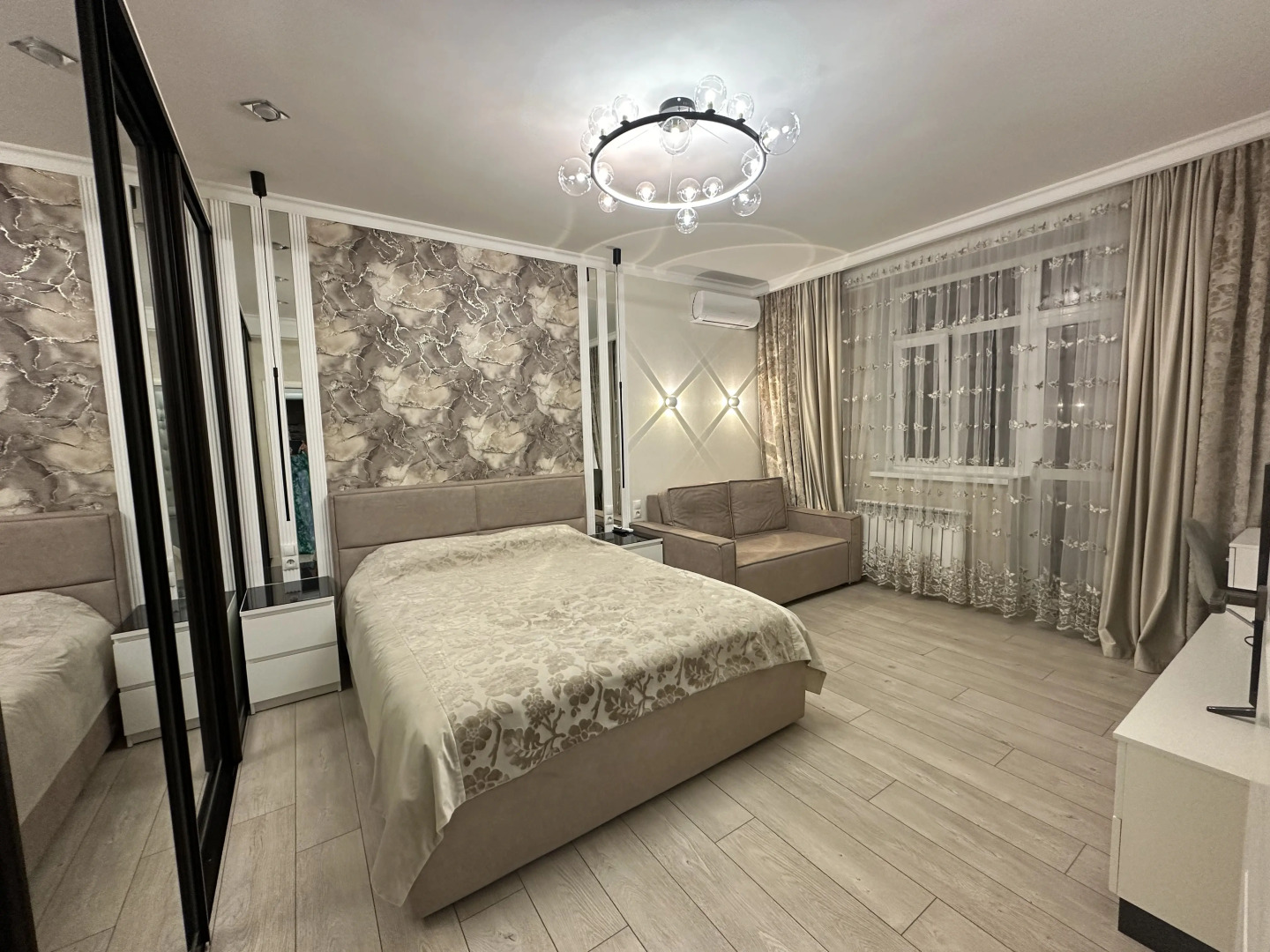 Апартаменты на Чкалова 37 с видом на горы на седьмом этаже с лоджией