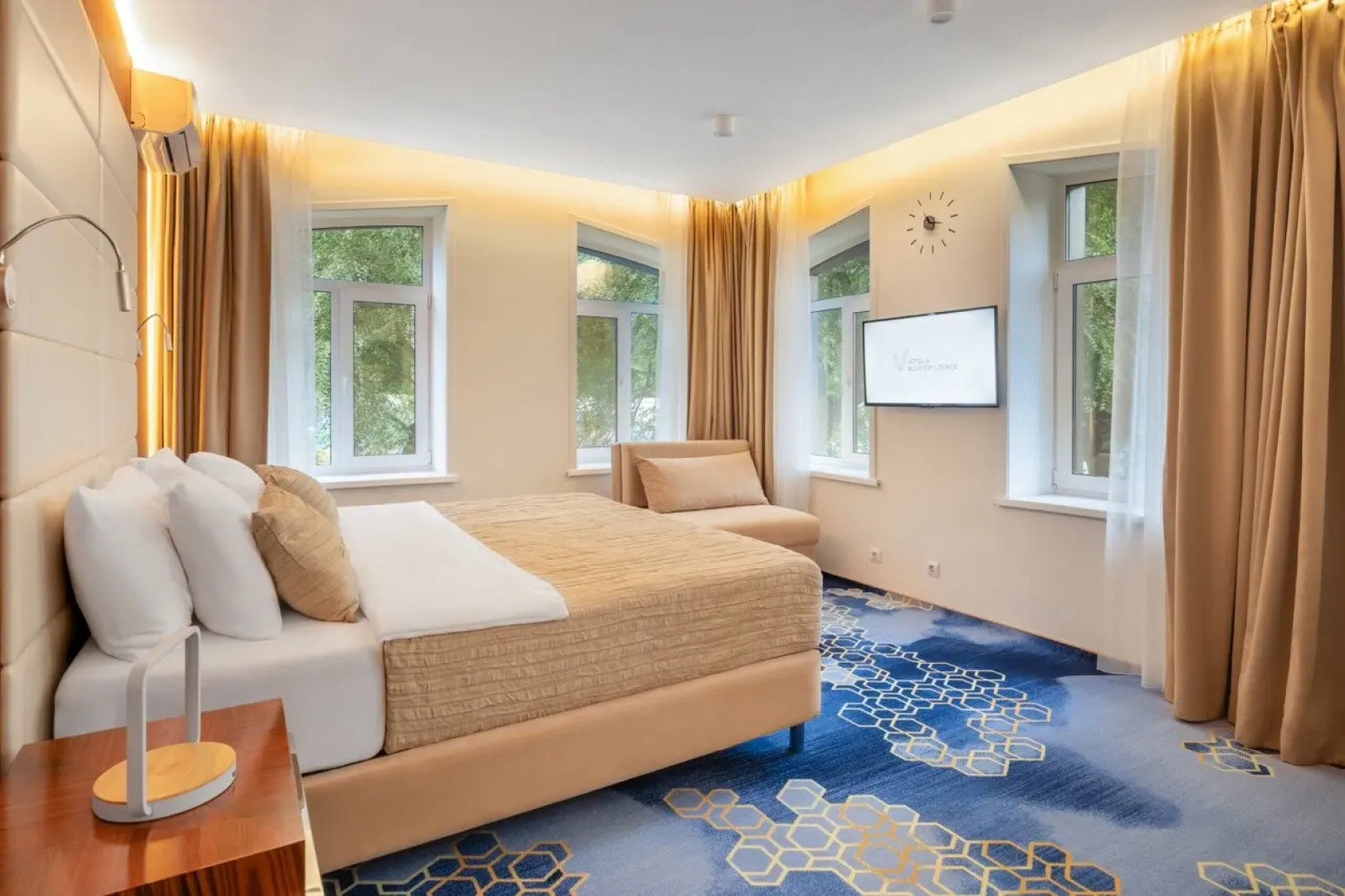 Отель V Hotel&Rooftop Lounge