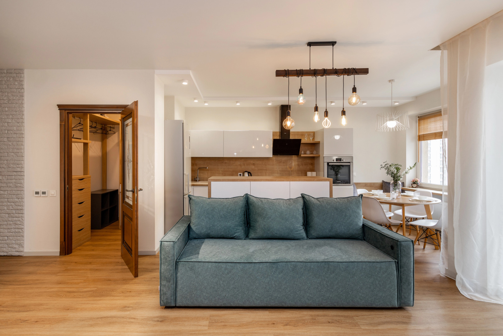 Апартаменты двухкомнатные рядом с метро и ТЦ Dana Mall