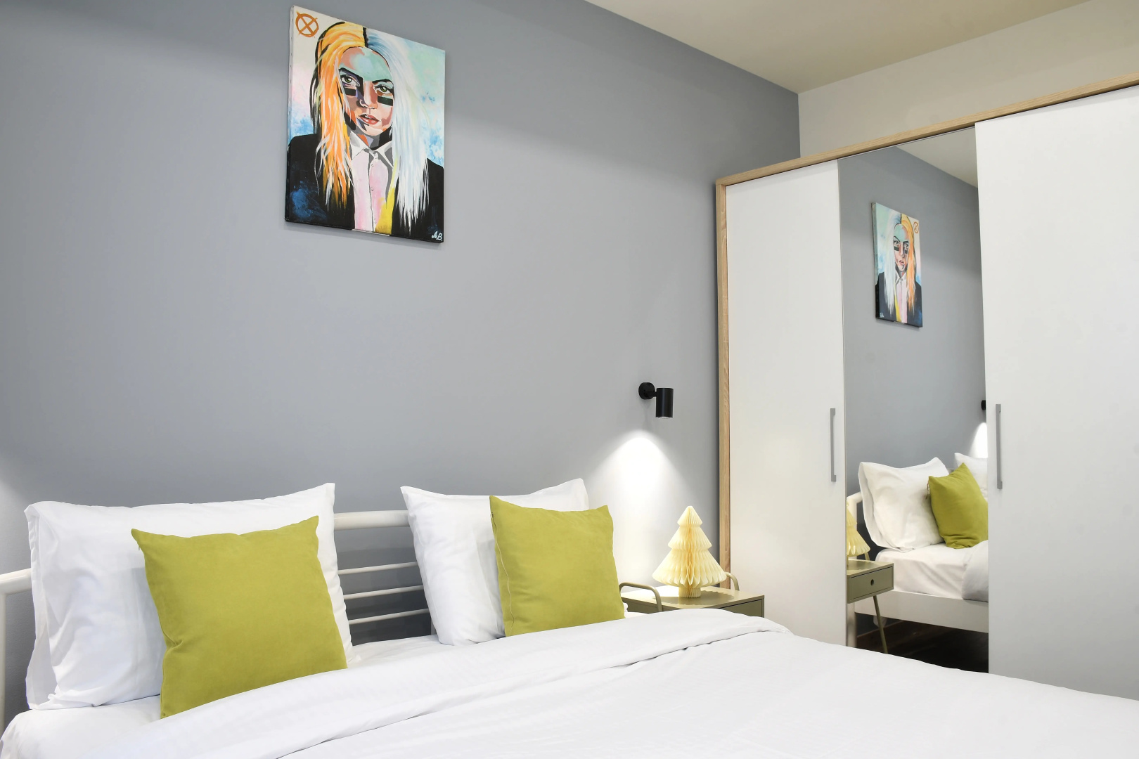 Апартаменты Newly Renovated Condo, Steps to Republic Square