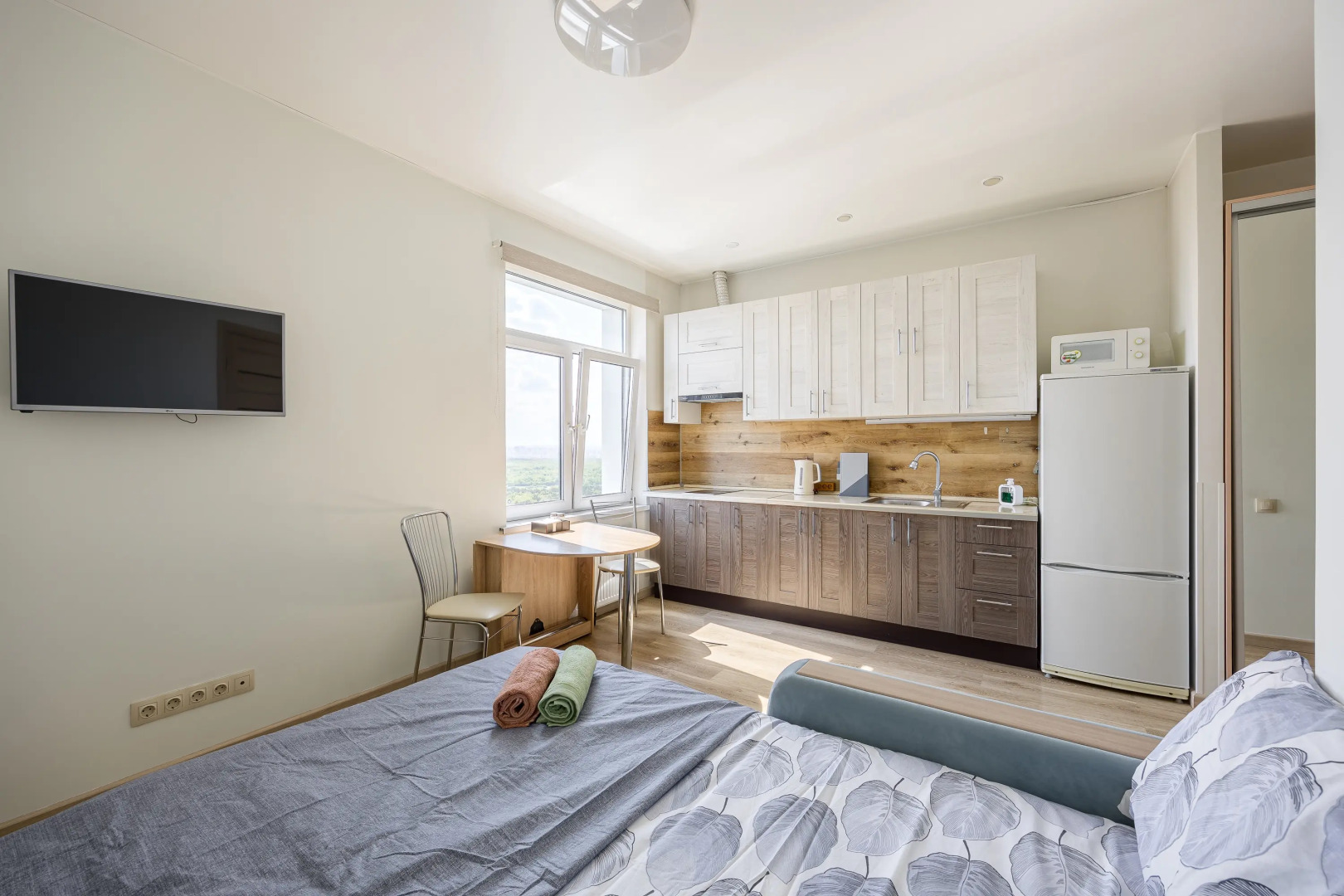 Квартира Студия на 30-ом Этаже с Видом на Лес