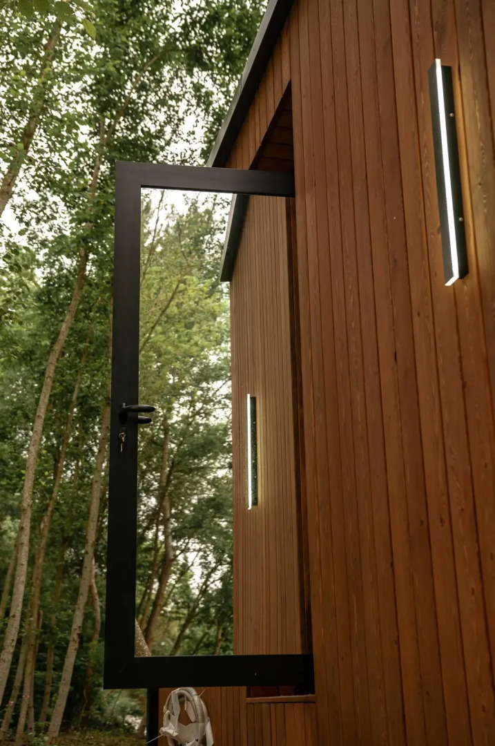 Частный Дом на Берегу Реки с Приватной Террасой и Джакузи