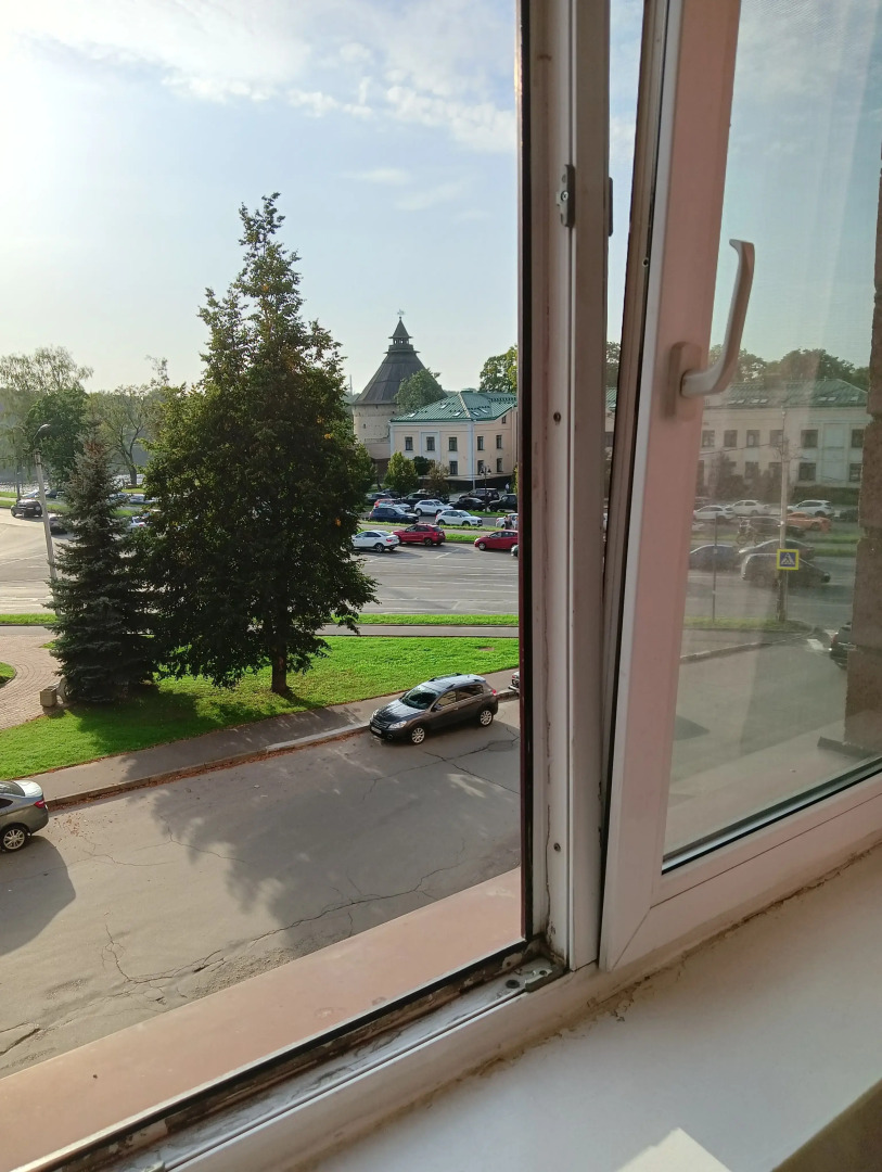 Квартира с Видом на Покровскую Башню и Реку Великую