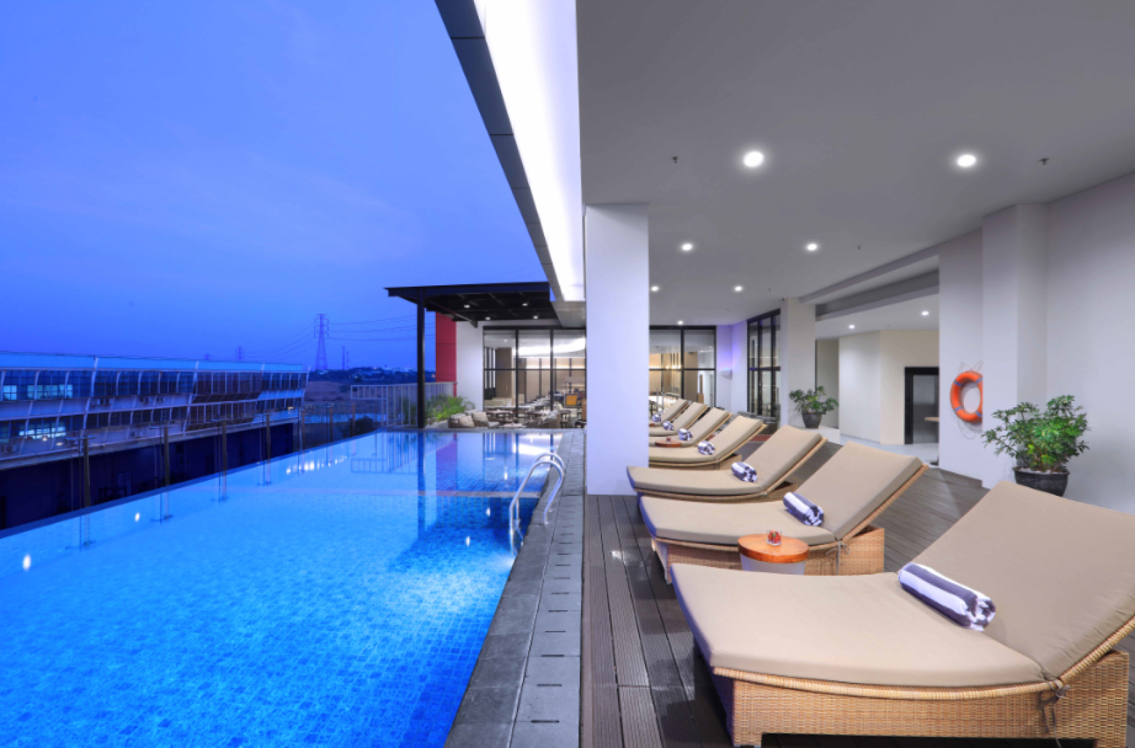 Отель Quest Hotel Cikarang