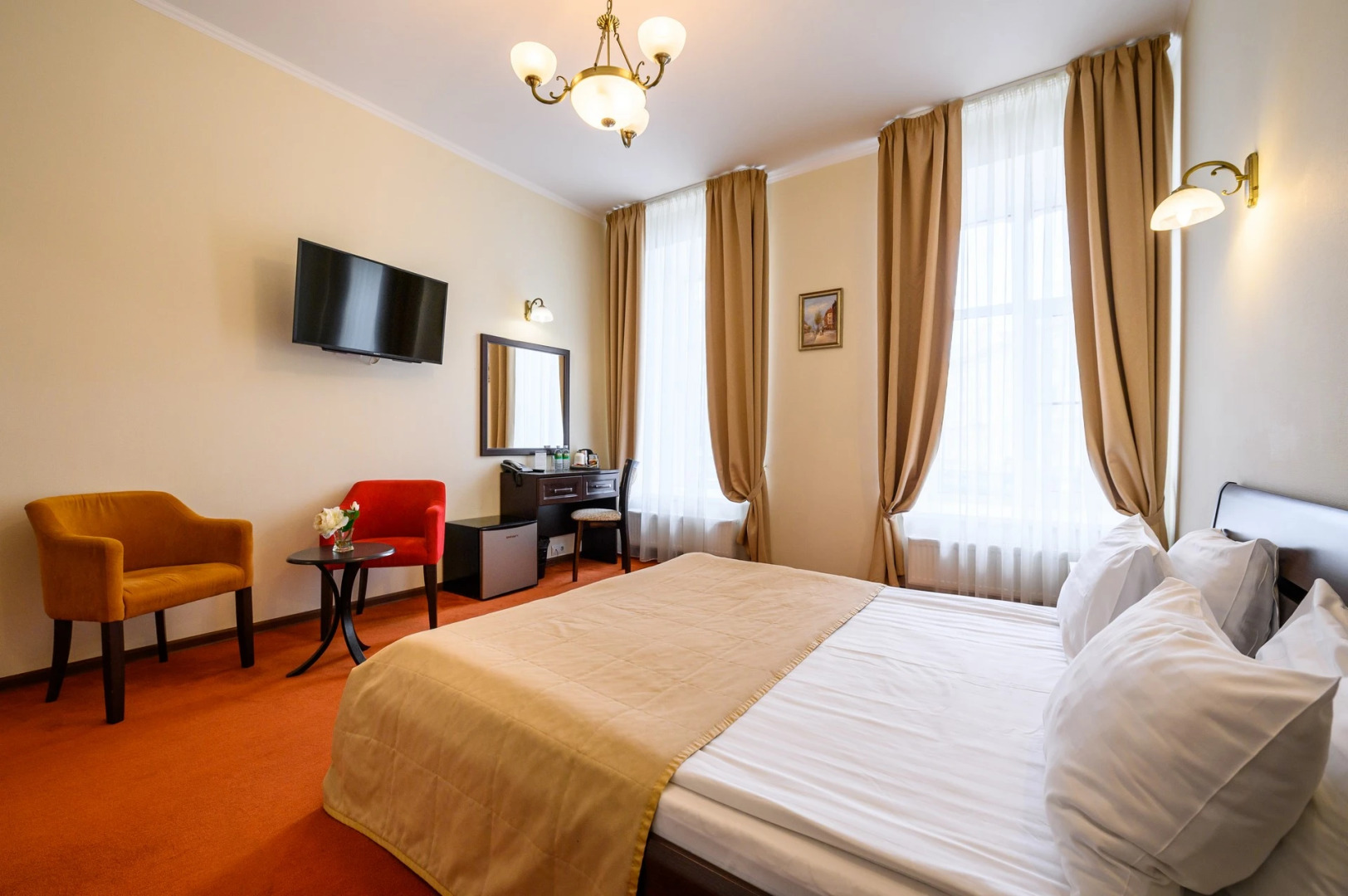 Соло на набережной реки Мойки 82