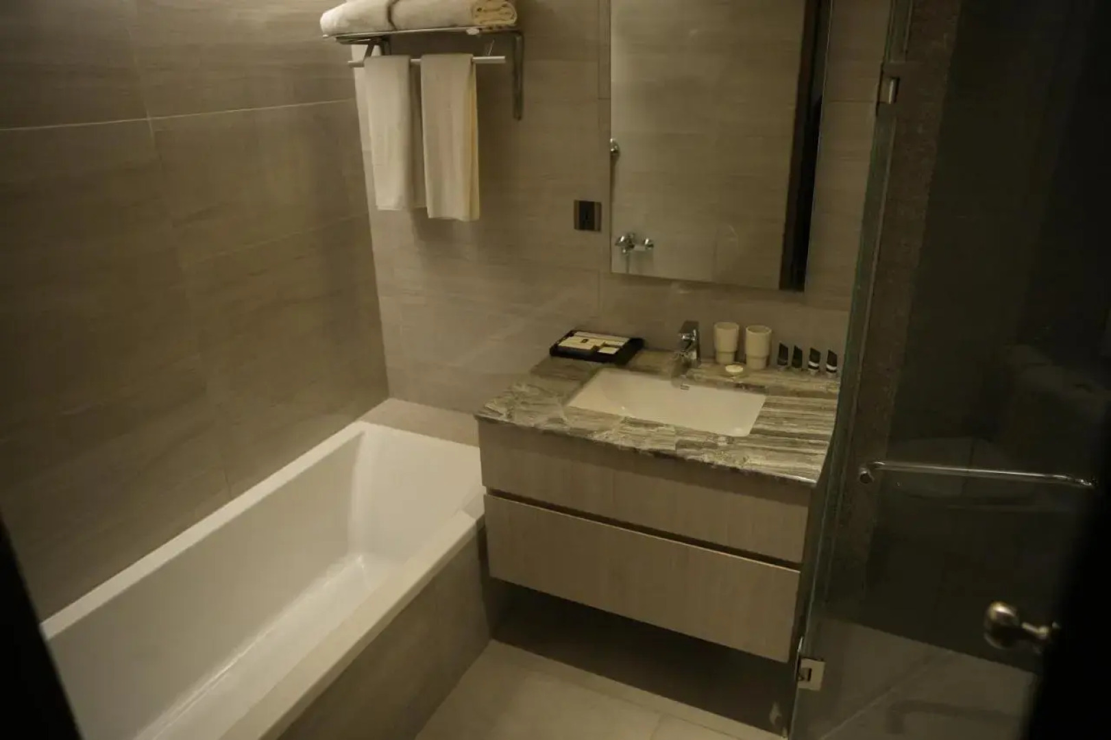 Отель Lakeshore Heights