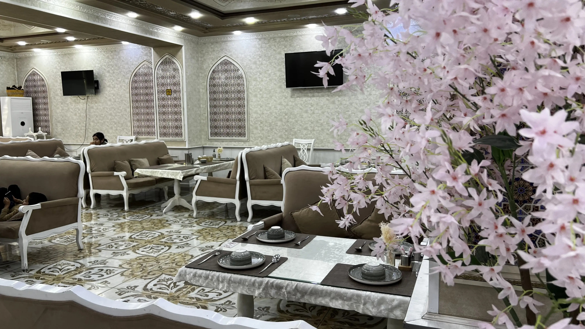 Ohu Palace Hotel & Restaurant