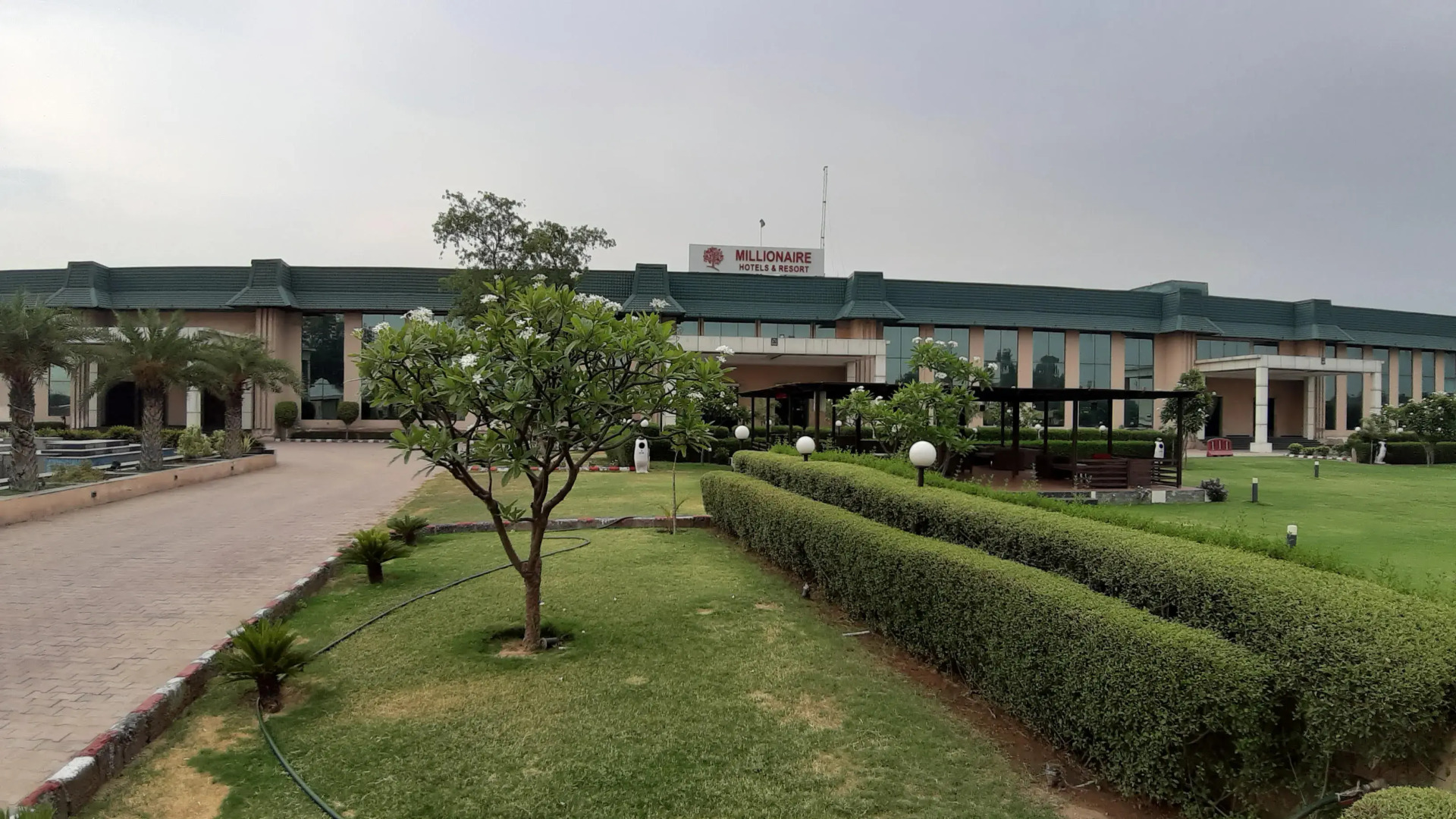 Отель Millionaire Hotel and Resort Palwal