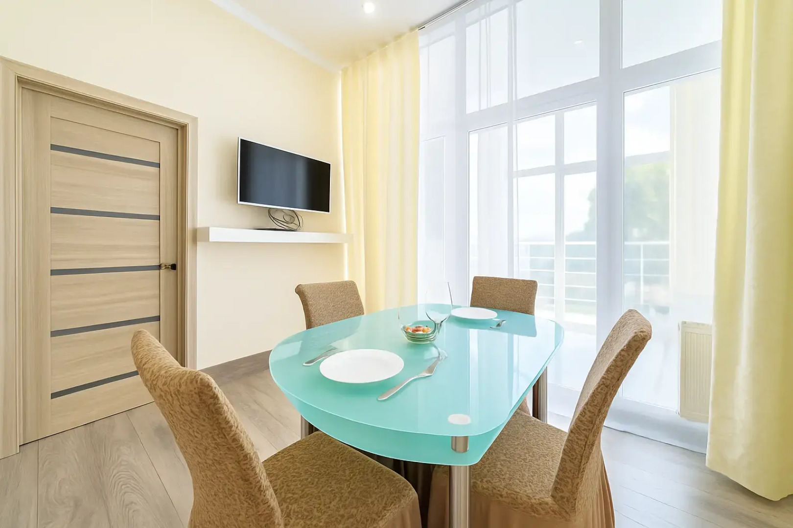 Квартира просторная для 6х гостей с кроваткой и пеленальным столиком для детей и кухонной зоной