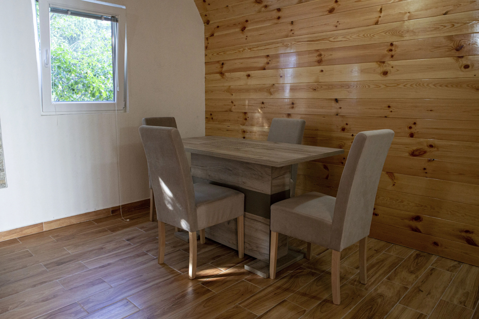 Cheerful Holiday Home Ideal For 6 People Guest House