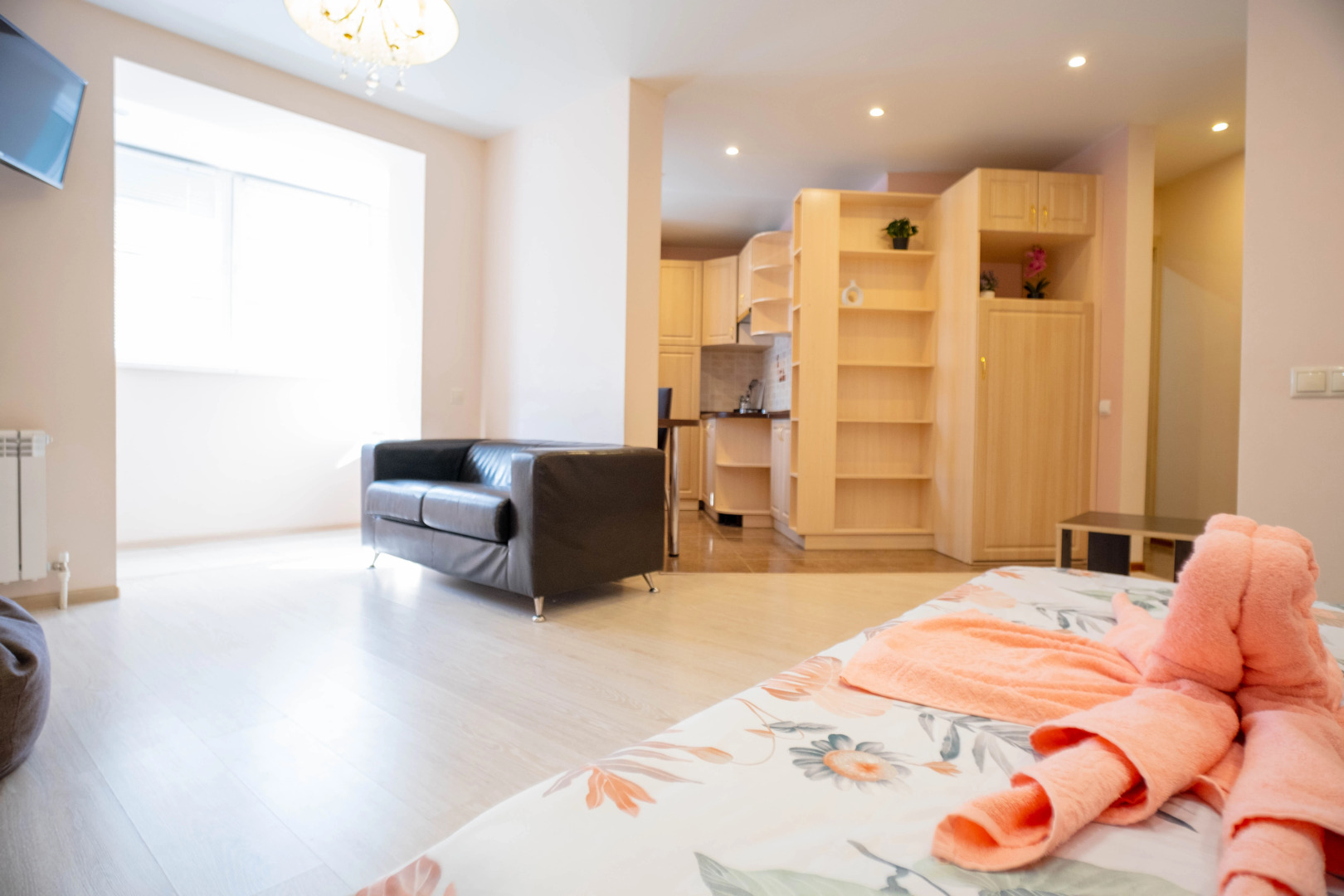 Апартаменты студия с светлым ремонтом в новом доме