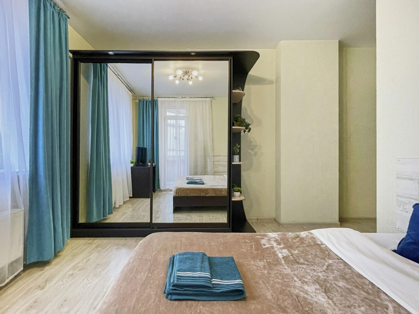 Апартаменты Шикарная двухкомнатная квартира с раздельными комнатами и балконом