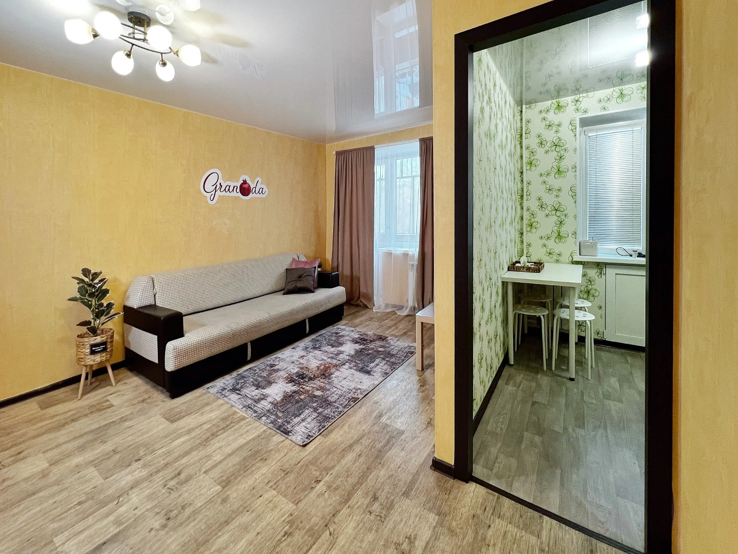 Апартаменты Granada комфортная двухкомнатная квартира в центре города недалеко от железнодорожного вокзала