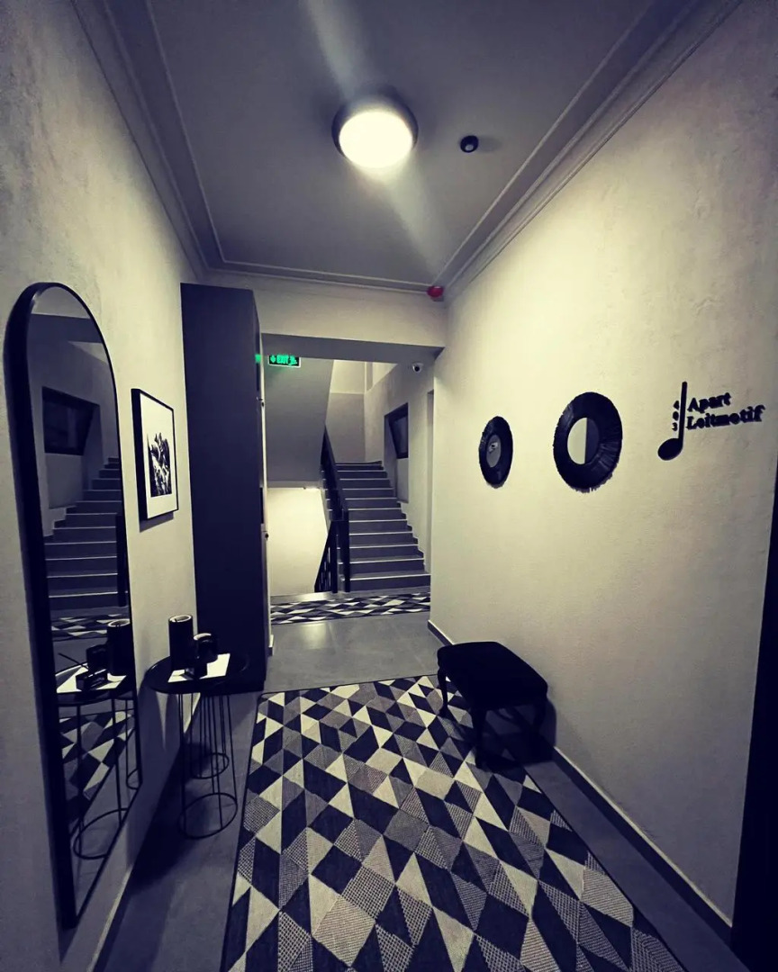 Apartments Leitmotif