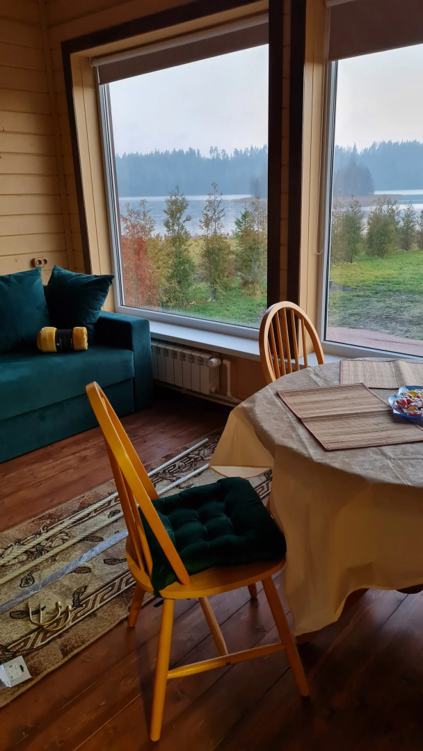 Semenyij Domik U Ozera V Karelii	