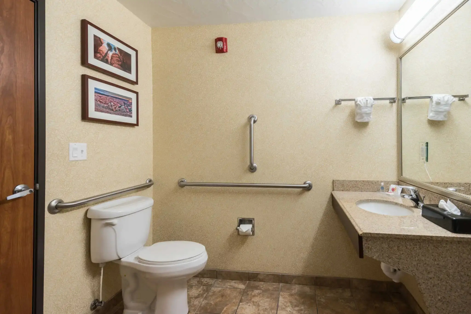 Отель Comfort Inn & Suites