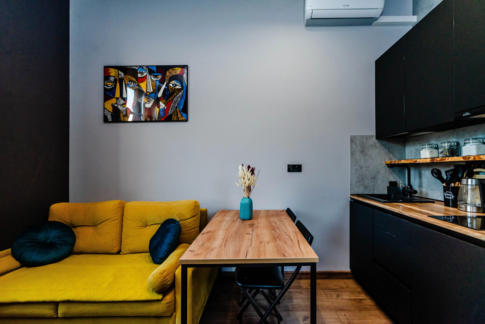 Апартаменты Стильная Лофт Студия рядом с Ботаническим Садом