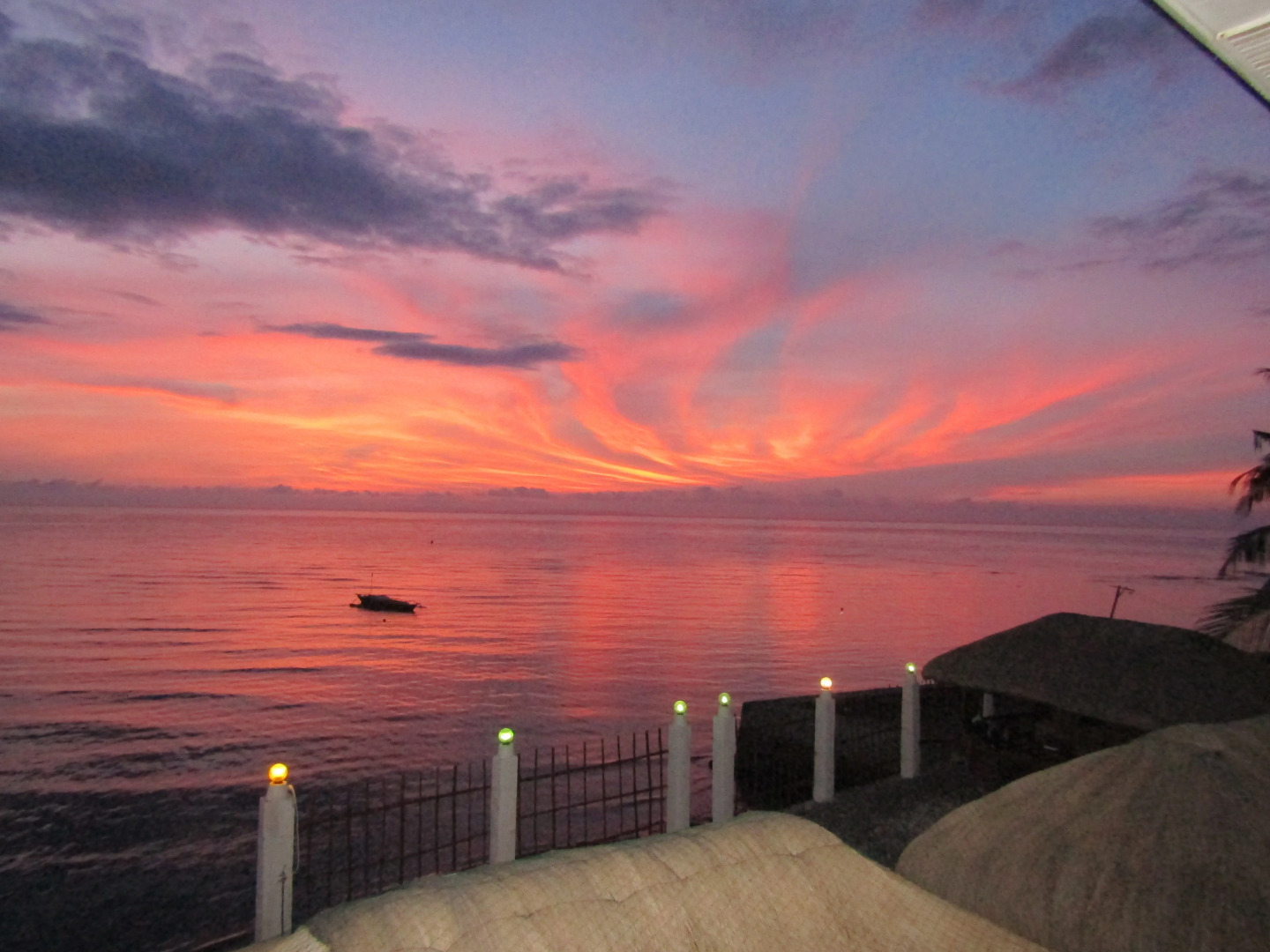 Бунгало Bamboo village on the beach
