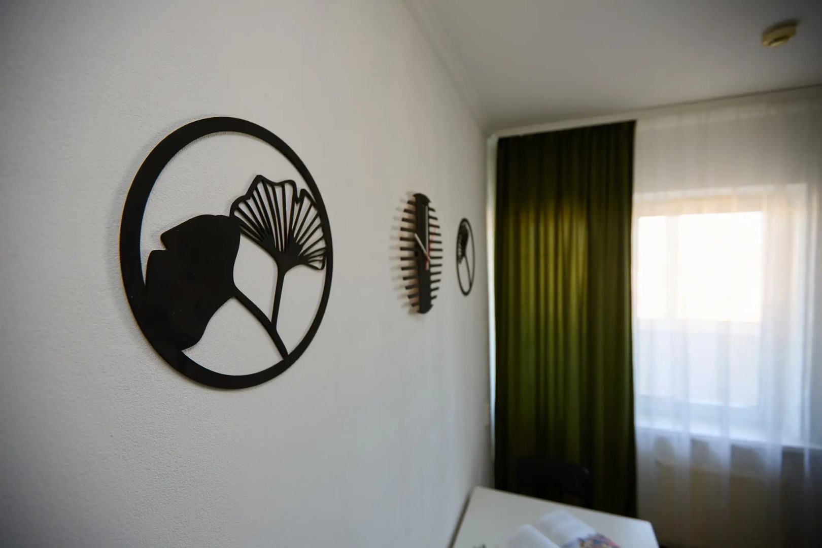 Квартира с диваном на кухне и балконом на Байбакова 2