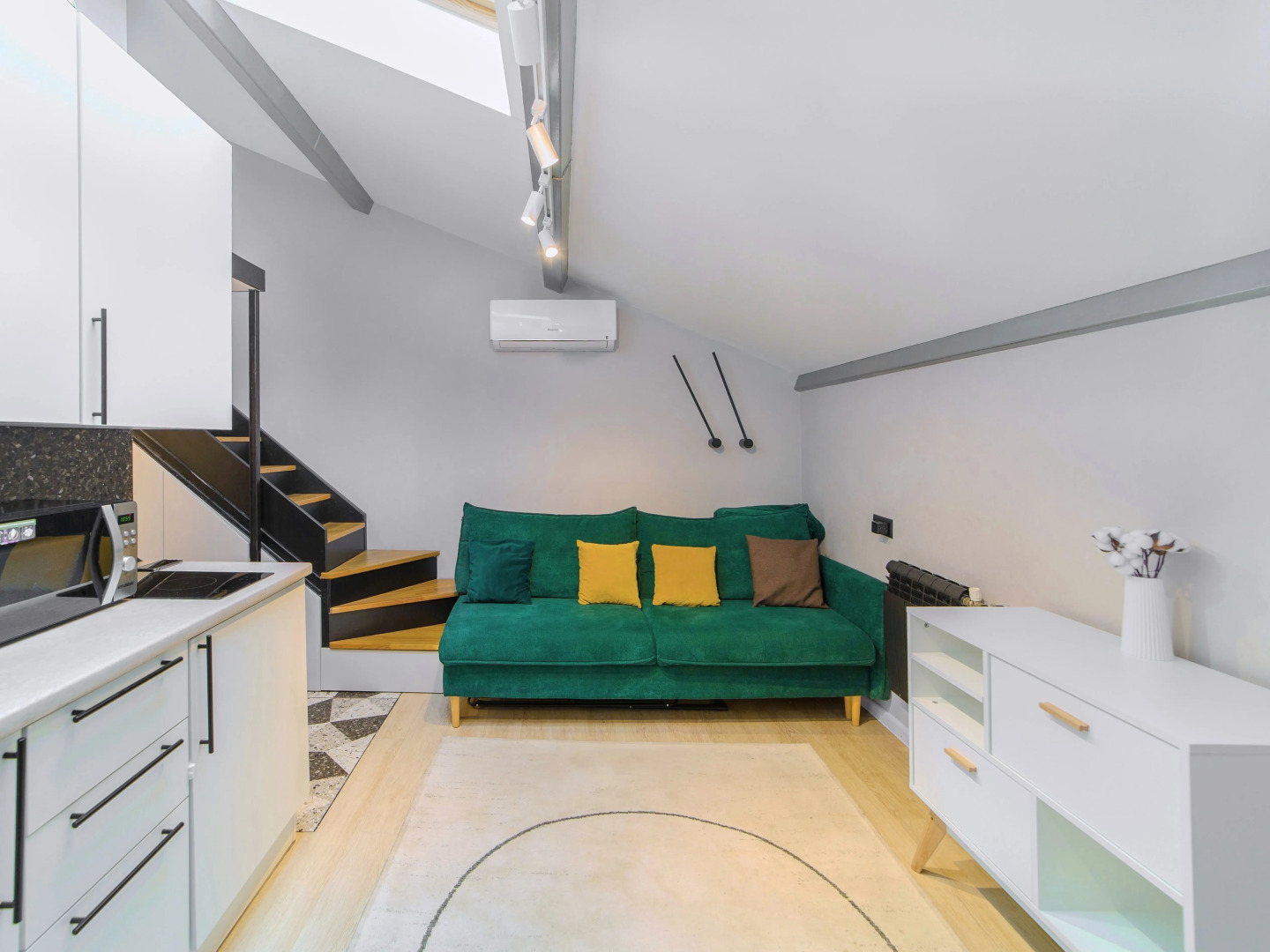 Апартаменты Современные в Скандинавском Стиле с Мансардными Окнами в Центре Москвы