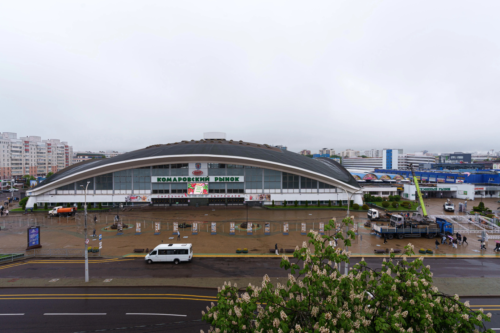 Апартаменты с видом на Комаровский рынок в центре города