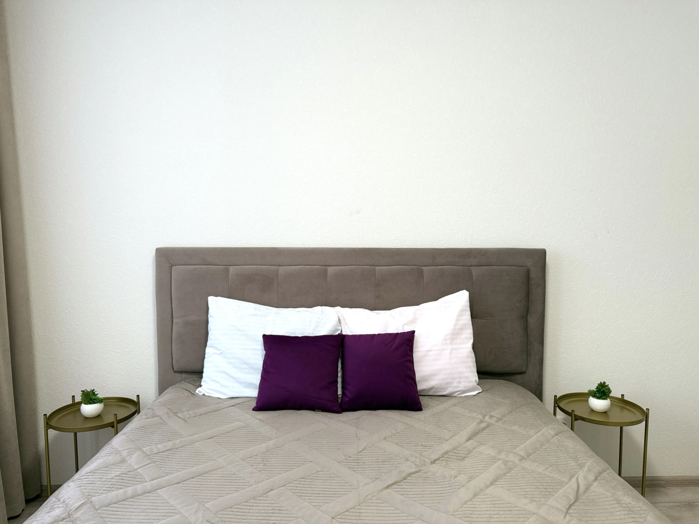 Апартаменты Элитные на берегу реки Тура с видом на Мост Влюбленных